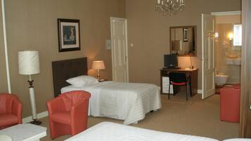 Driepersoonskamer, 3 eenpersoonsbedden | Een bureau, verduisterende gordijnen, een strijkplank/strijkijzer