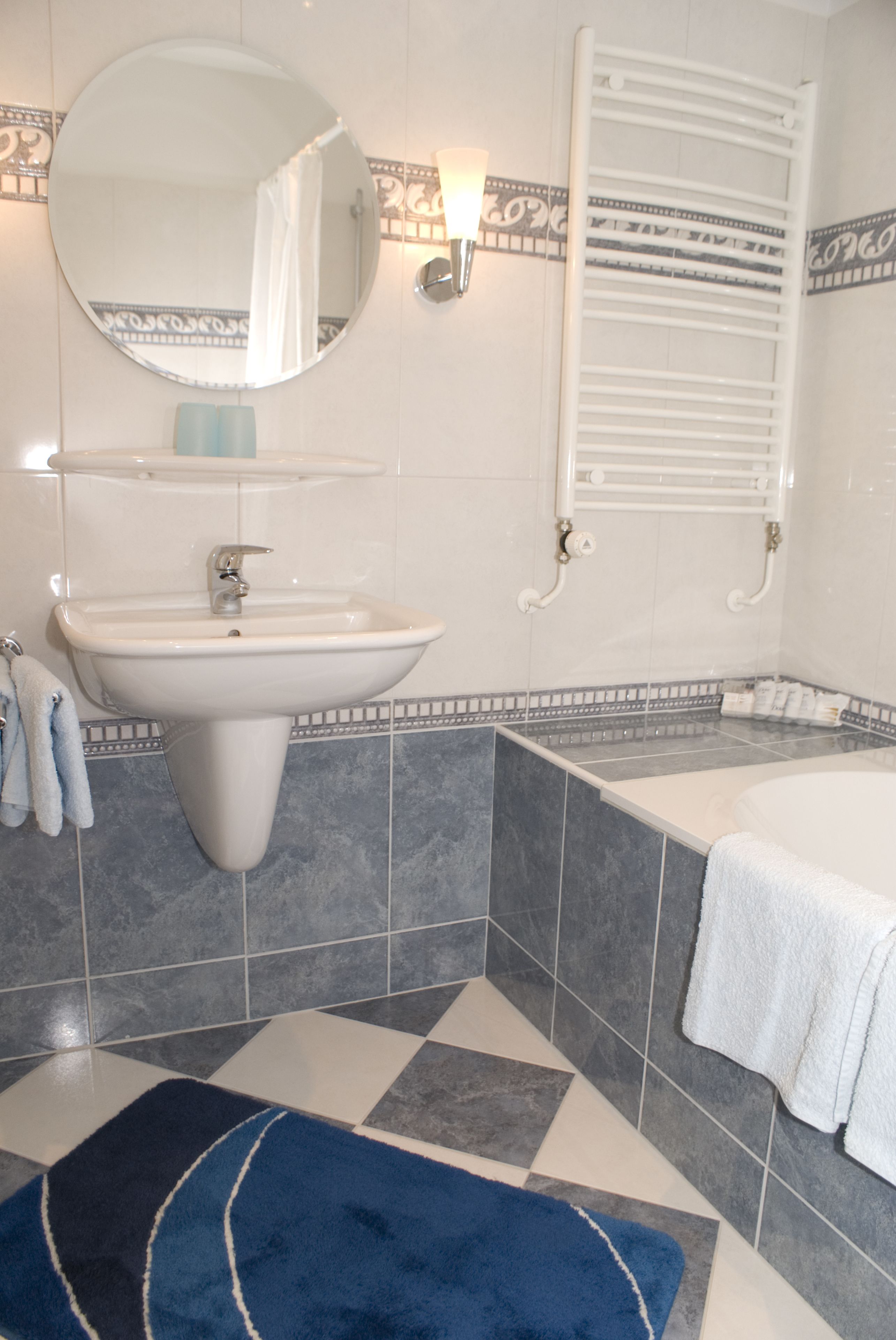 standard double room, 2 single beds | bathroom | combined shower/bathtub, free toiletries, hair dryer, towels