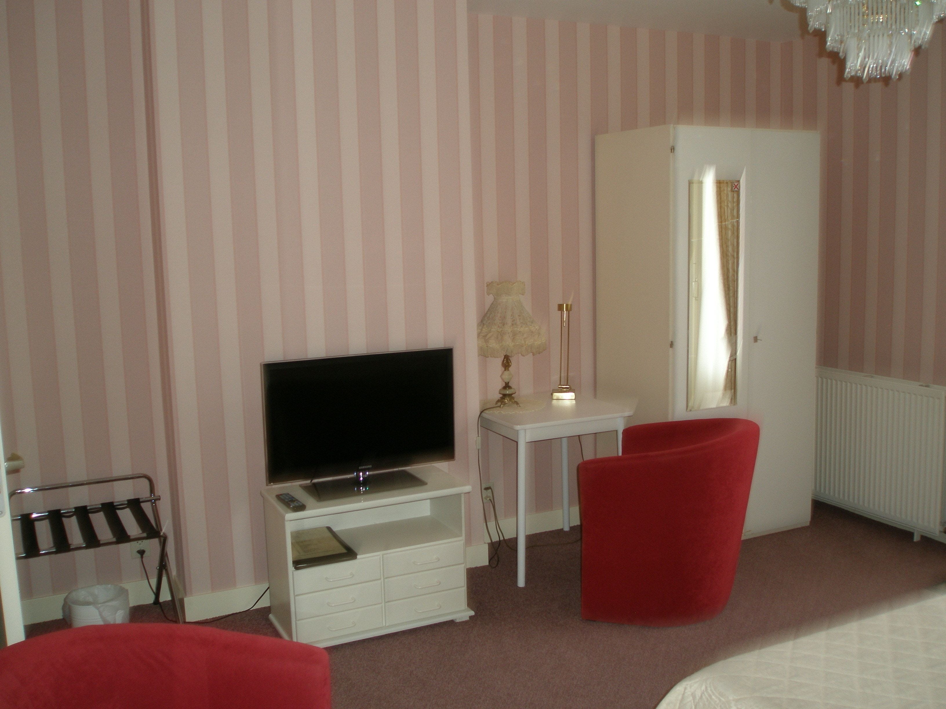 standard double room, 2 single beds | in-room business centre