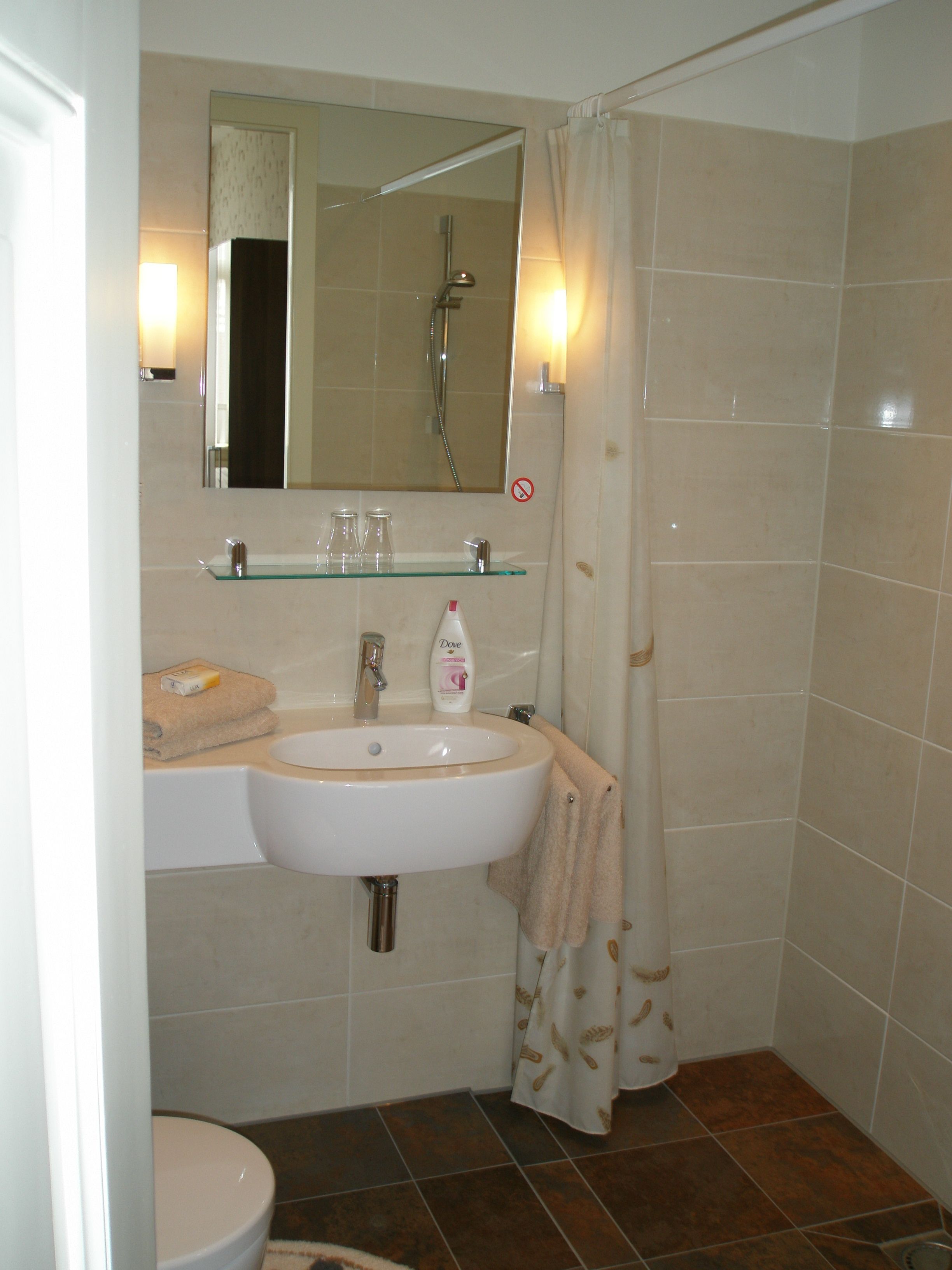 triple room, 3 single beds | bathroom | combined shower/bathtub, free toiletries, hair dryer, towels
