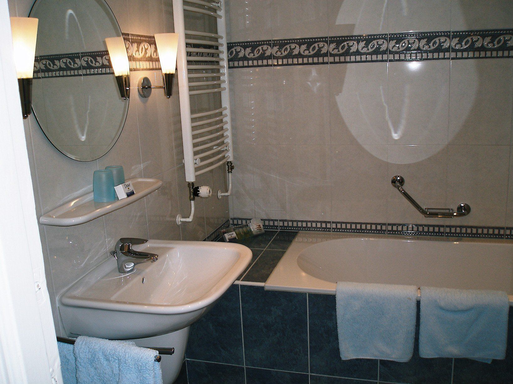 standard double room, 2 single beds | bathroom | combined shower/bathtub, free toiletries, hair dryer, towels