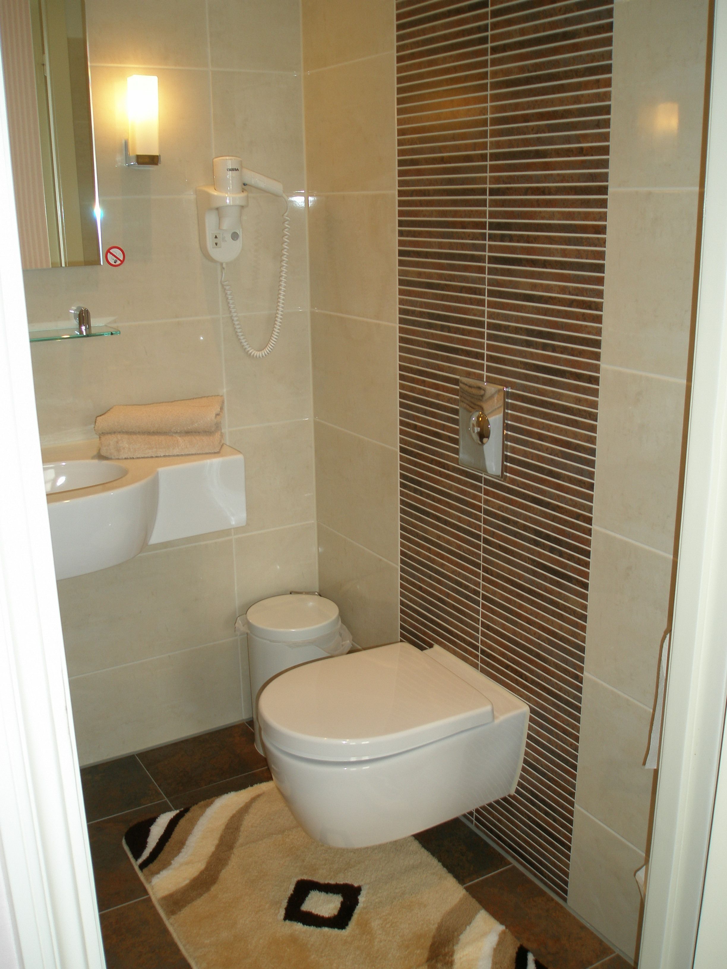 standard double room, 2 single beds | bathroom | combined shower/bathtub, free toiletries, hair dryer, towels