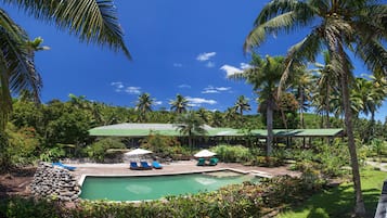 Utendørsbasseng og solsenger