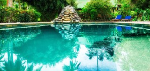 Outdoor pool, pool loungers - Maravu Taveuni Lodge (Taveuni Island East)