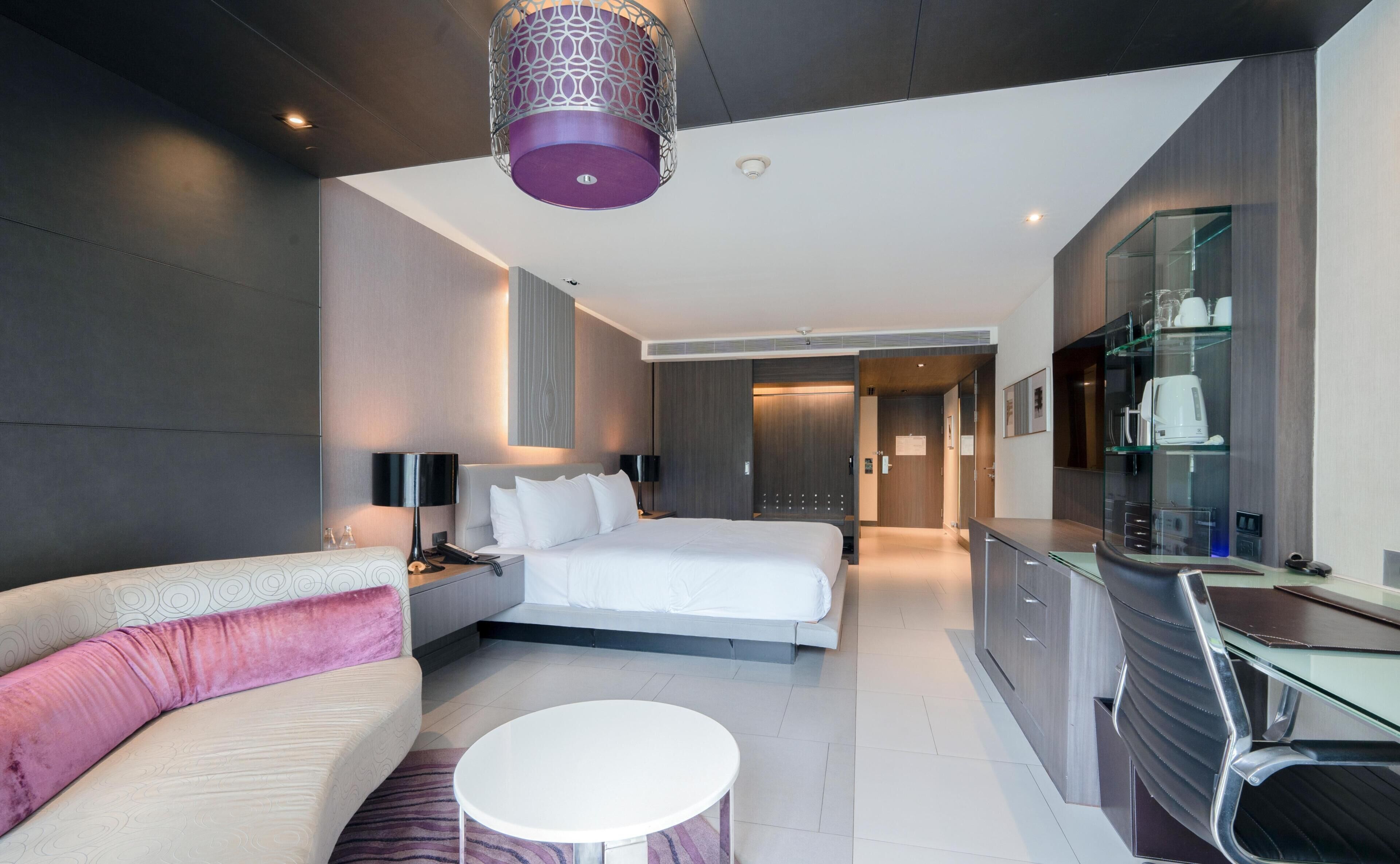 Room, 1 King Bed | Premium bedding, pillowtop beds, minibar, in-room safe