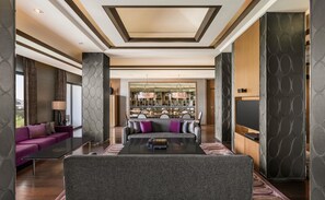 Suite presidencial, 1 cama de matrimonio grande | Zona de estar | Televisión LCD de 44 pulgadas con canales por satélite, una televisión