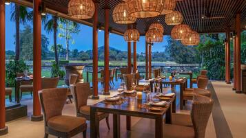 2 restaurants; breakfast, lunch, dinner and brunch served