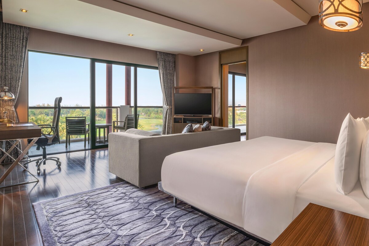 Suite – president, 1 kingsize-seng | Oppholdsområde | En 44-tommers LCD-TV med Parabol-TV samt TV