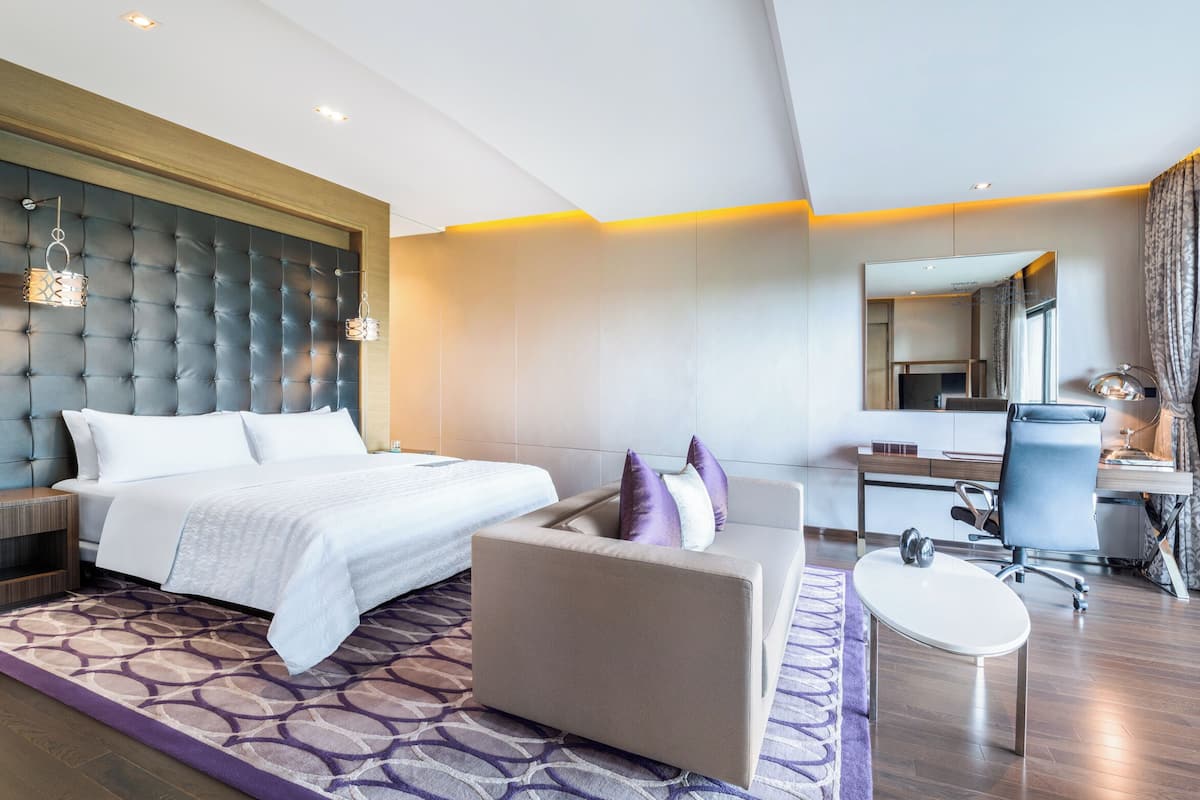 Roupas de cama premium, camas com colchões pillow-top, frigobar