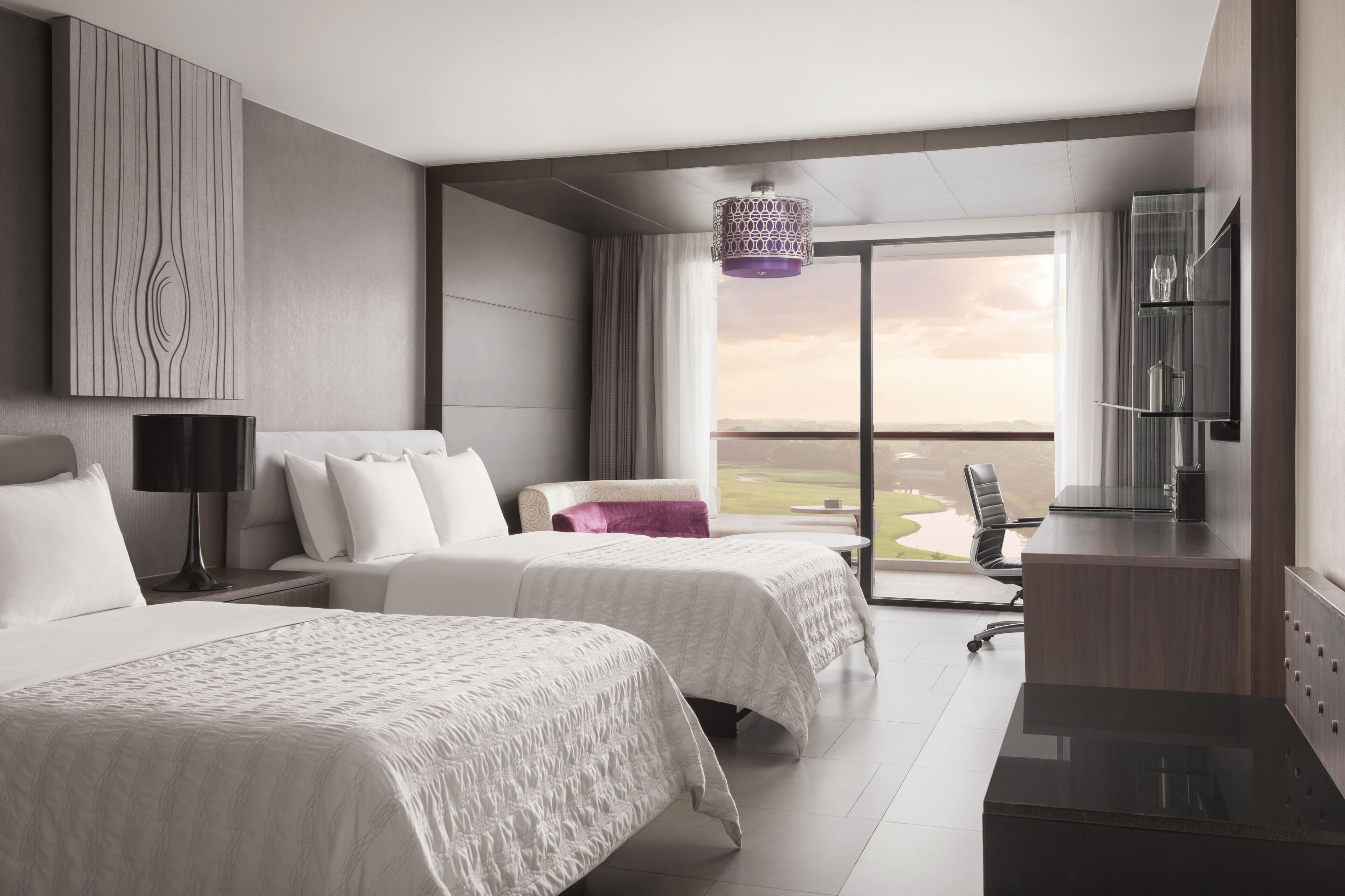 Roupas de cama premium, camas com colchões pillow-top, frigobar