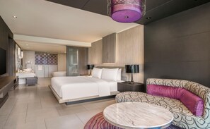 Suite Premium, 1 cama de matrimonio grande (Garden Terrace) | Zona de estar | Televisión LCD de 44 pulgadas con canales por satélite, una televisión