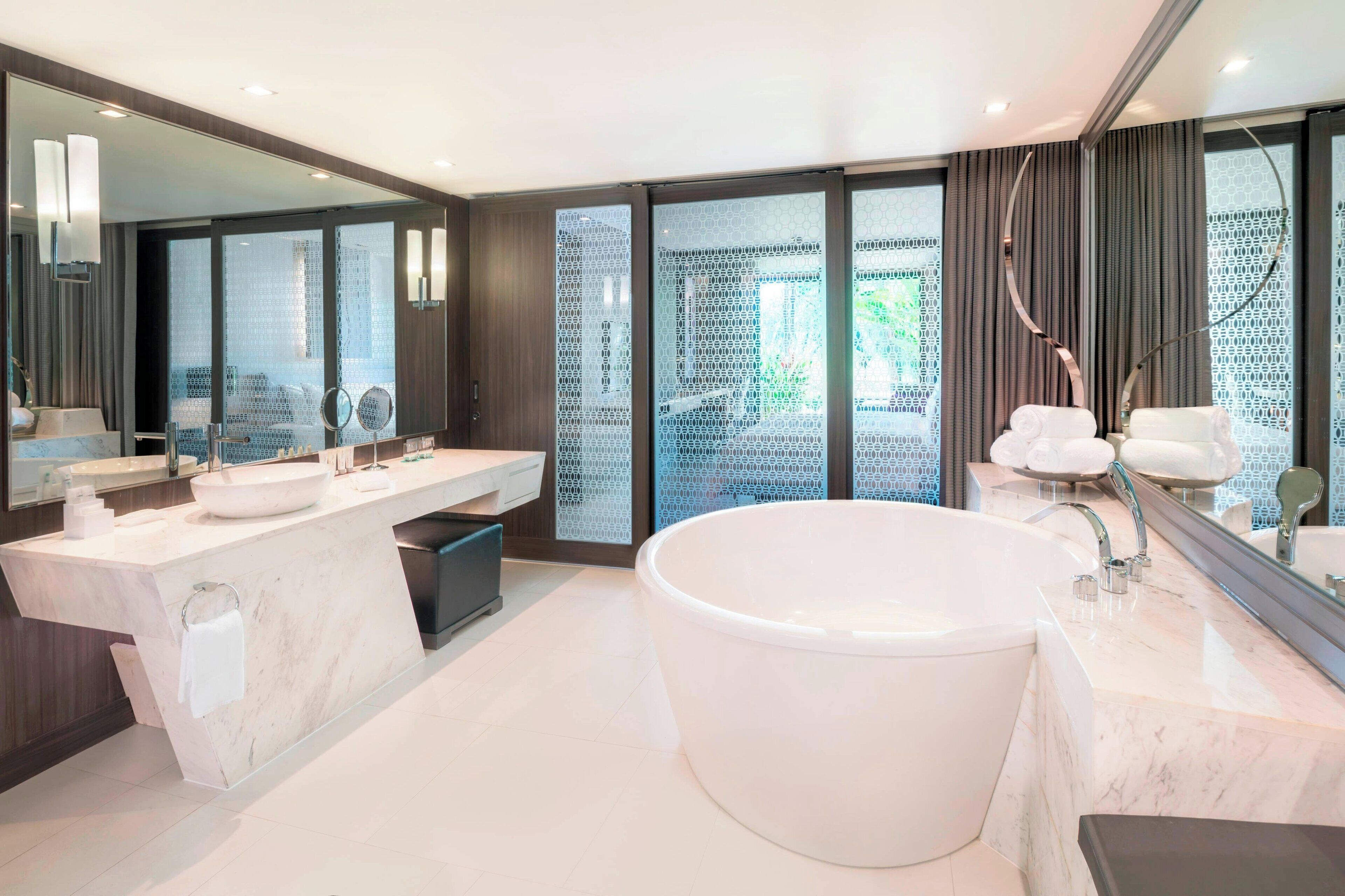 grand suite, 1 bedroom, non smoking, golf view (balcony) | bathroom | combined shower/bathtub, deep-soaking bathtub, rainfall showerhead