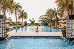 Una piscina al aire libre, cabañas de piscina gratuitas, sombrillas