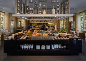 2 restaurants, breakfast, lunch, dinner served; international cuisine - Hilton Bangkok Suvarnabhumi Golf Resort & Spa (Bang Phli)