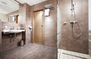 Standard Double Room | Bathroom | Free toiletries, hair dryer, towels - Slavyanskaya Hotel (Minsk)