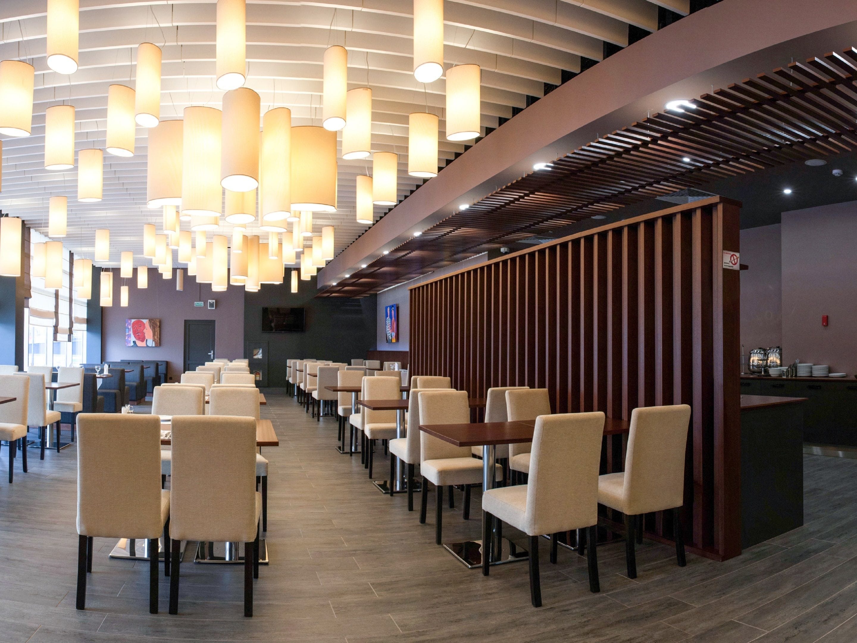 حيث تُقدم وجبات الإفطار، الغداء، العشاء، الأطباق الأوروبية الحديثة