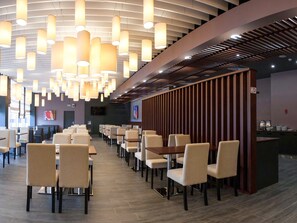 Breakfast, lunch, dinner served; Modern European cuisine - Slavyanskaya Hotel (Minsk)