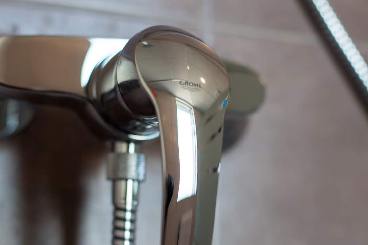 standard twin room | bathroom shower