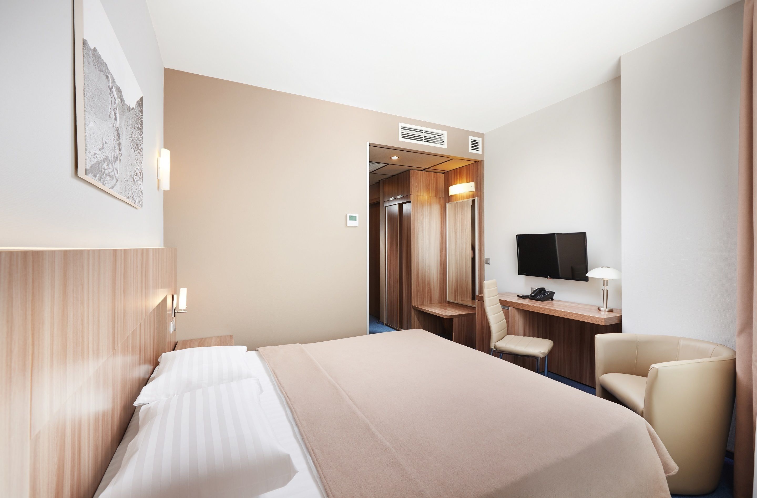 suite, 1 bedroom | living room | led tv