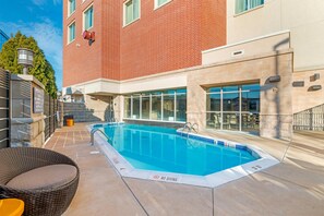 Una piscina cubierta, una piscina al aire libre