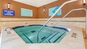 Un baño de spa con un cartel que indica una capacidad para 8 personas.