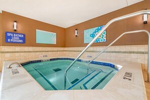 Una piscina cubierta, una piscina al aire libre