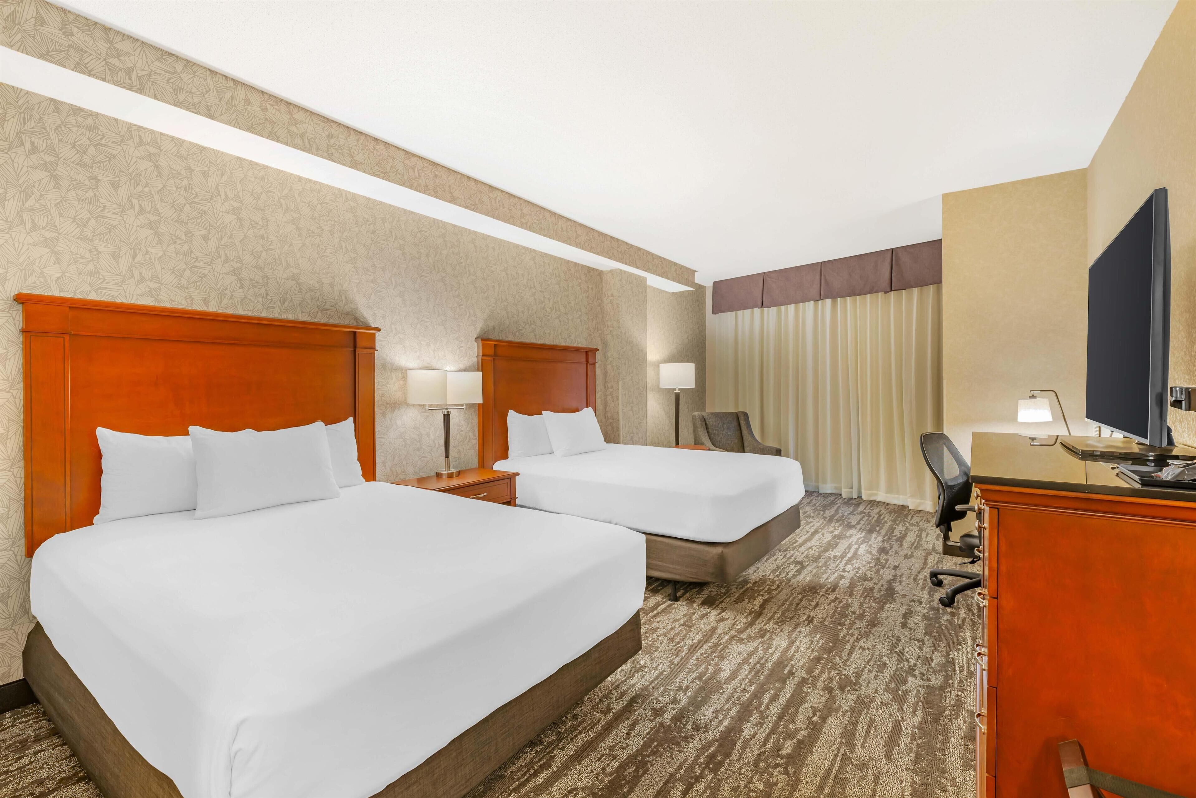 ตู้นิรภัยในห้องพัก, โต๊ะทำงาน, ผ้าม่านกันแสง, เตารีด/โต๊ะรีดผ้า