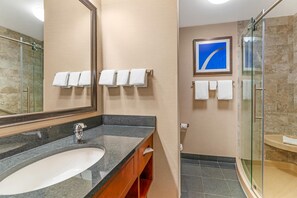 Articles de toilette gratuits, sèche-cheveux, serviettes fournies