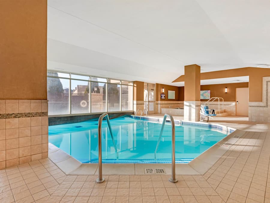 Innendørsbasseng og utendørsbasseng