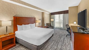 Habitación, 1 cama de matrimonio grande, notificación por teléfono o timbre (Roll in Shower) | Caja fuerte, escritorio, cortinas opacas y tabla de planchar con plancha