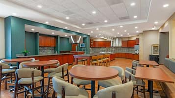 Ilmainen päivittäinen buffetaamiainen