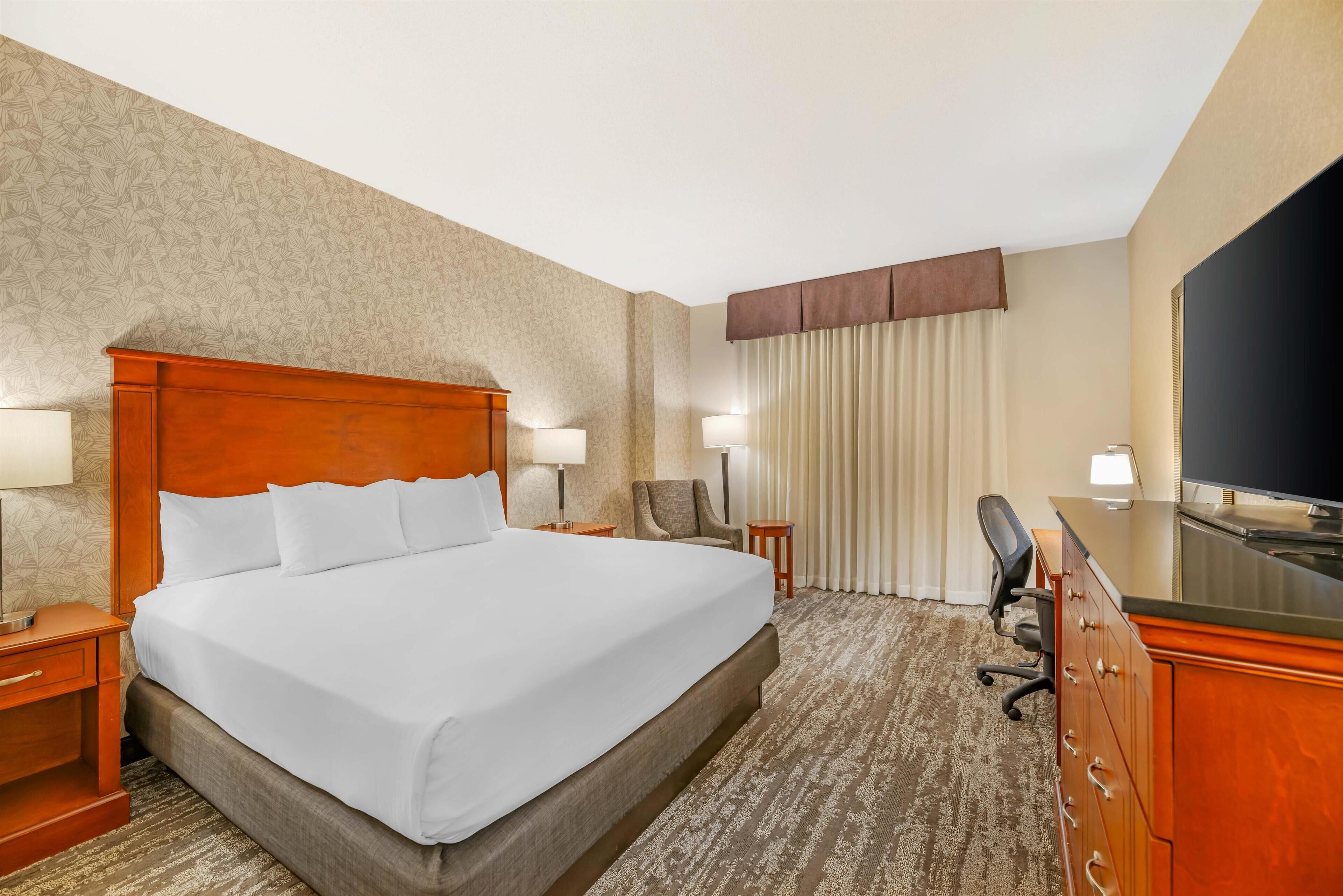 ตู้นิรภัยในห้องพัก, โต๊ะทำงาน, ผ้าม่านกันแสง, เตารีด/โต๊ะรีดผ้า