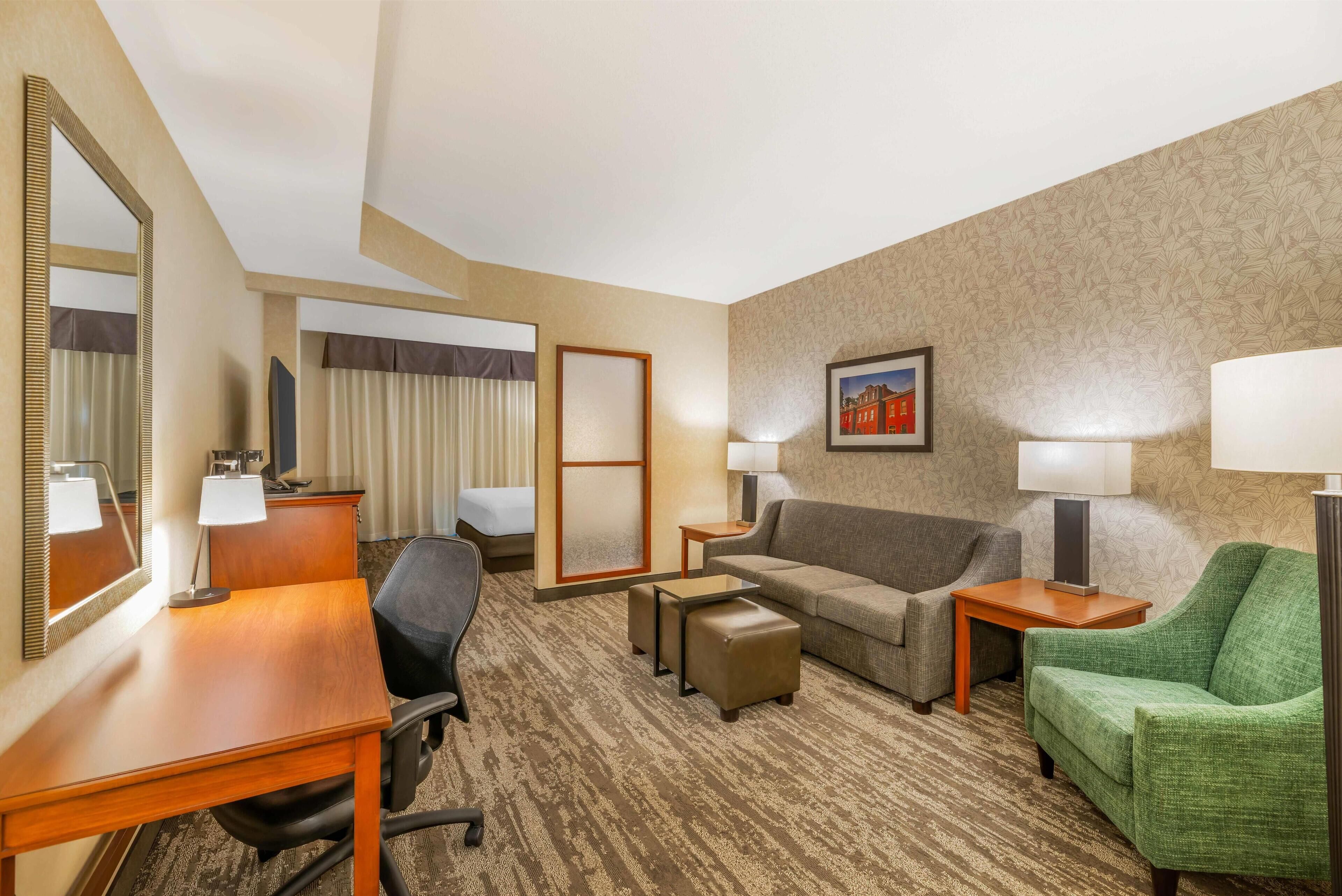 Két bảo mật tại phòng, bàn, màn/rèm cản sáng, bàn ủi/dụng cụ ủi quần áo 