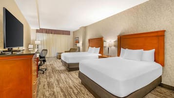 Tallelokero huoneessa, työpöytä, pimennysverhot, silitysrauta/-lauta