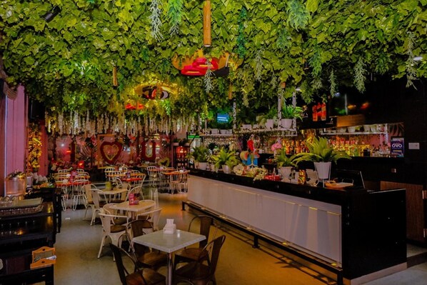 Breakfast, lunch, dinner served; international cuisine - G Suites Hotel by AMITHYA (Surabaya)