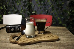 Serveert ontbijt, lunch, diner, internationale gerechten 