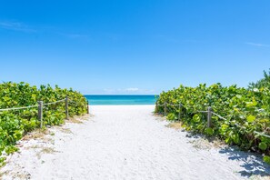 On the beach, free beach cabanas, sun-loungers, beach umbrellas - Churchill Suites Monte Carlo Miami Beach (Miami Beach)