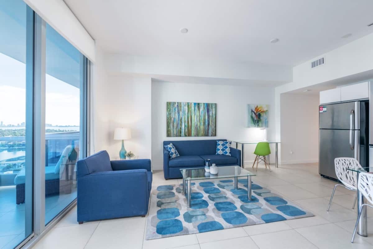 Deluxe One Bedroom Apartment Partial Ocean View | Woonruimte | Een 32-inch lcd-televisie met digitale zenders en een televisie