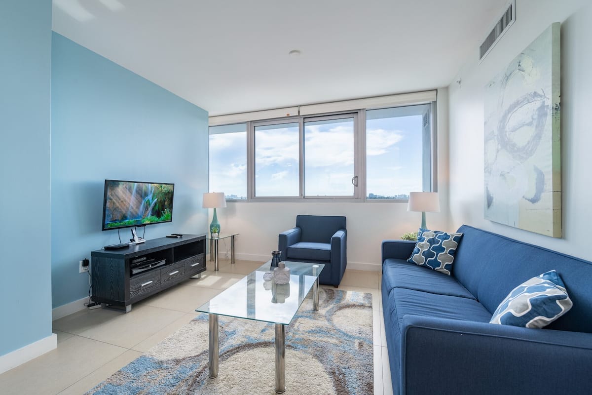 Appartement | Woonkamer | Een 32-inch lcd-televisie met digitale zenders en een televisie