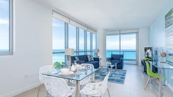 Apartamento, 1 quarto, vista para a piscina, de frente para o oceano (Corner) | Opções para refeição no quarto