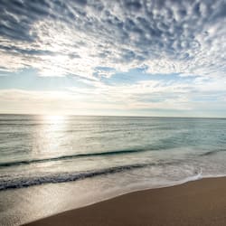 Plage, cabines gratuites, chaises longues, parasols