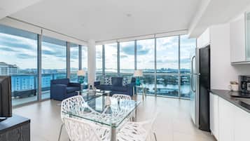 Deluxe apartman, 1 hálószobával | Étkezés a szobában