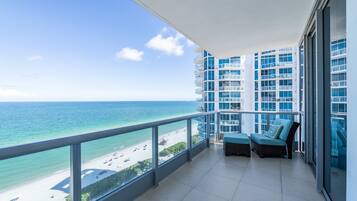 Deluxe Corner One Bedroom Apartment, Ocean Front High Floor | Balcony
