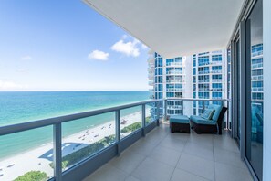 Deluxe Corner One Bedroom Apartment, Ocean Front High Floor | Balcony
