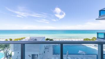 Corner One-Bedroom Apartment - Ocean Front and Pool View | Balcony view