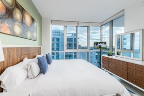 Deluxe One Bedroom Apartment, Bay View High Floor | 1 bedroom, premium bedding, in-room safe, individually decorated - Churchill Suites Monte Carlo Miami Beach (Miami Beach)