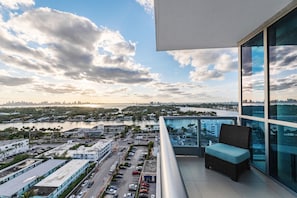 Deluxe One Bedroom Apartment, Bay View High Floor | Balcony view