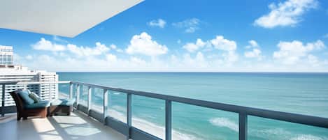 Deluxe Corner One Bedroom Apartment, Ocean Front High Floor | Beach/ocean view
