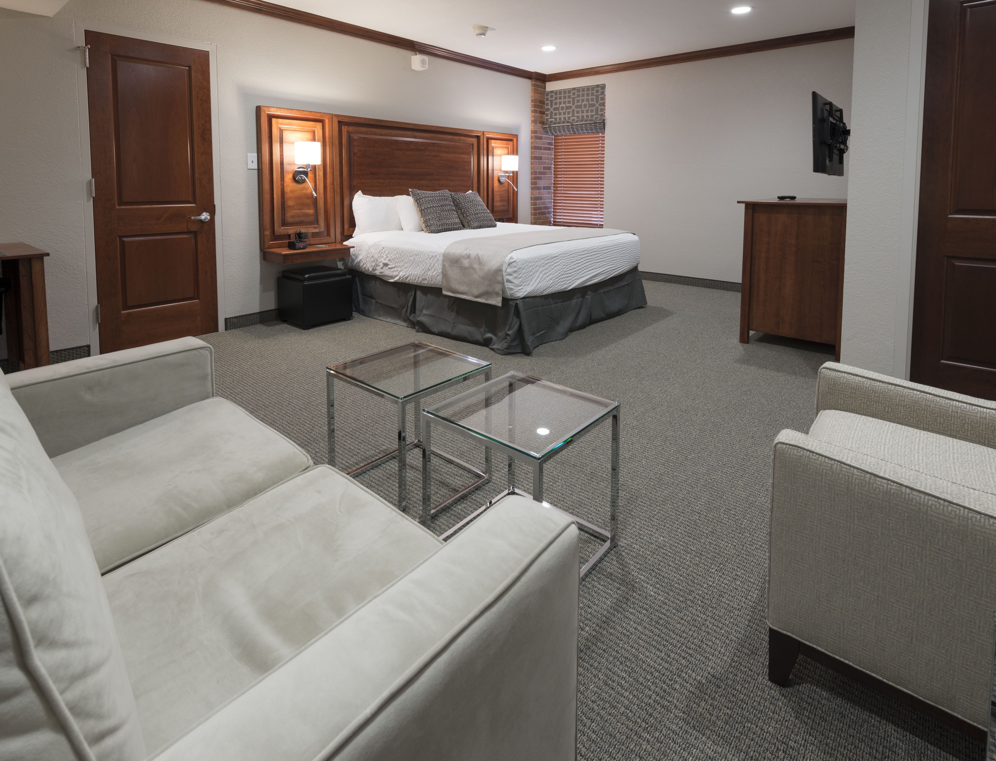 desk, laptop workspace, iron/ironing board, free wifi