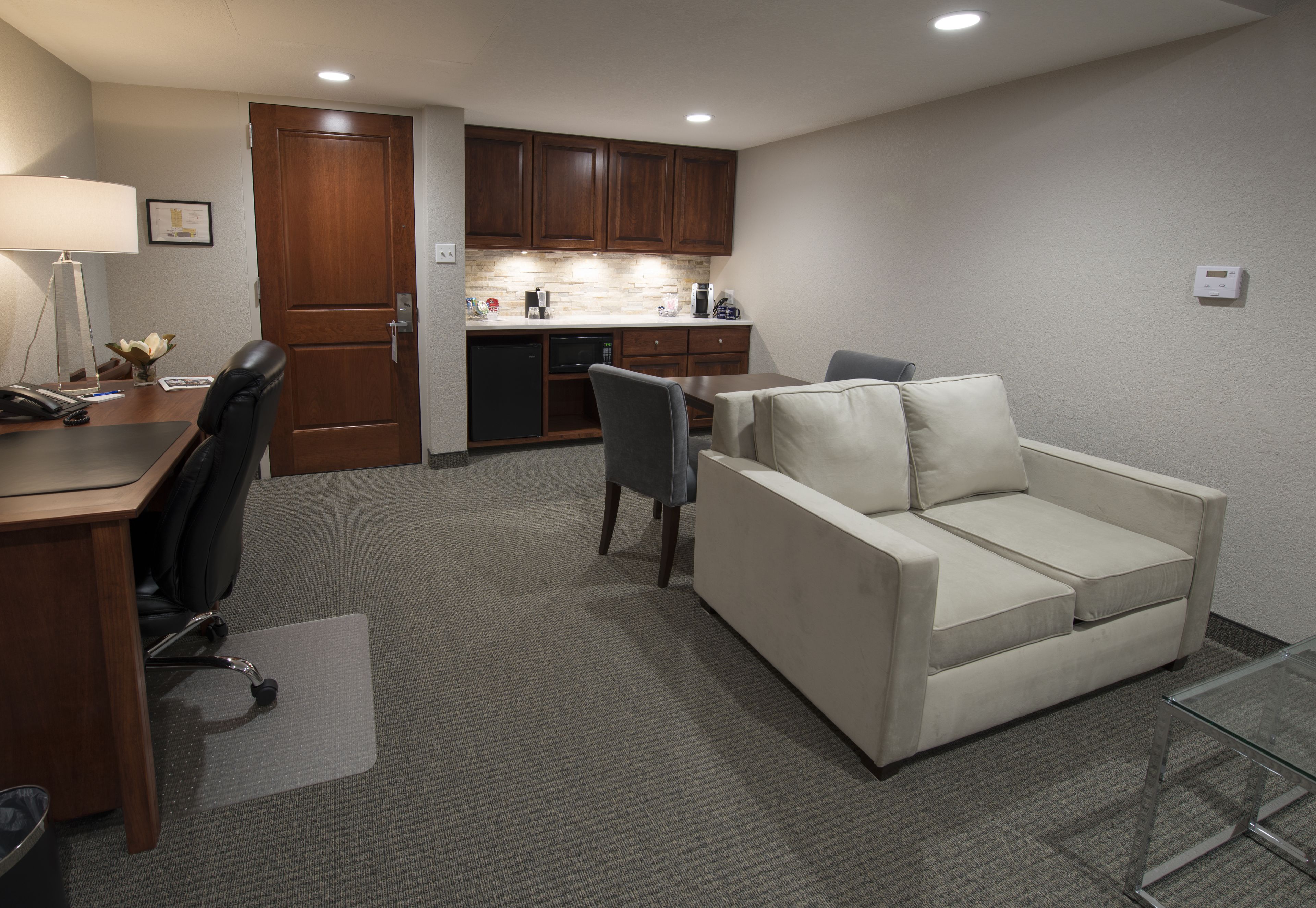 executive suite, 1 bedroom | desk, laptop workspace, iron/ironing board, free wifi